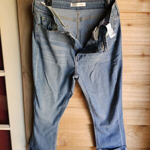 Signature Gold Levi Mid Rise Capri